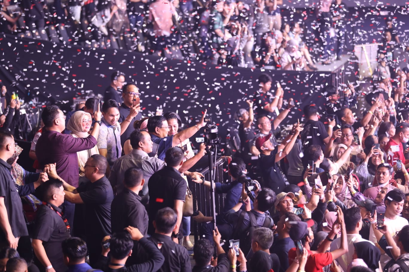 Prabowo Nikmati Malam Minggu Nonton Konser 3 Dekade Perjalanan Cinta Ari Lasso
