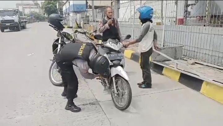 Tim Patroli Perintis Presisi Polres Pelabuhan Tanjung Priok membantu Pengendara Sepeda Motor yang mogok