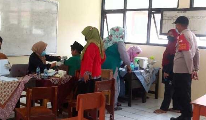 Polsek Kep Seribu Selatan Terus Gelar Vaksinasi Merdeka Anak Usia 6-11 Tahun di 2 Lokasi di Pulau Tidung
