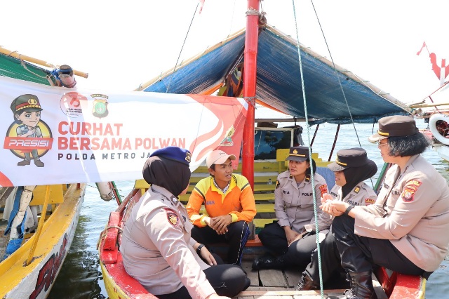 Srikandi Polres Kepulauan Seribu Rayakan HUT ke-75 Polwan dengan Curhat Bersama Nelayan di Atas Kapal Nelayan