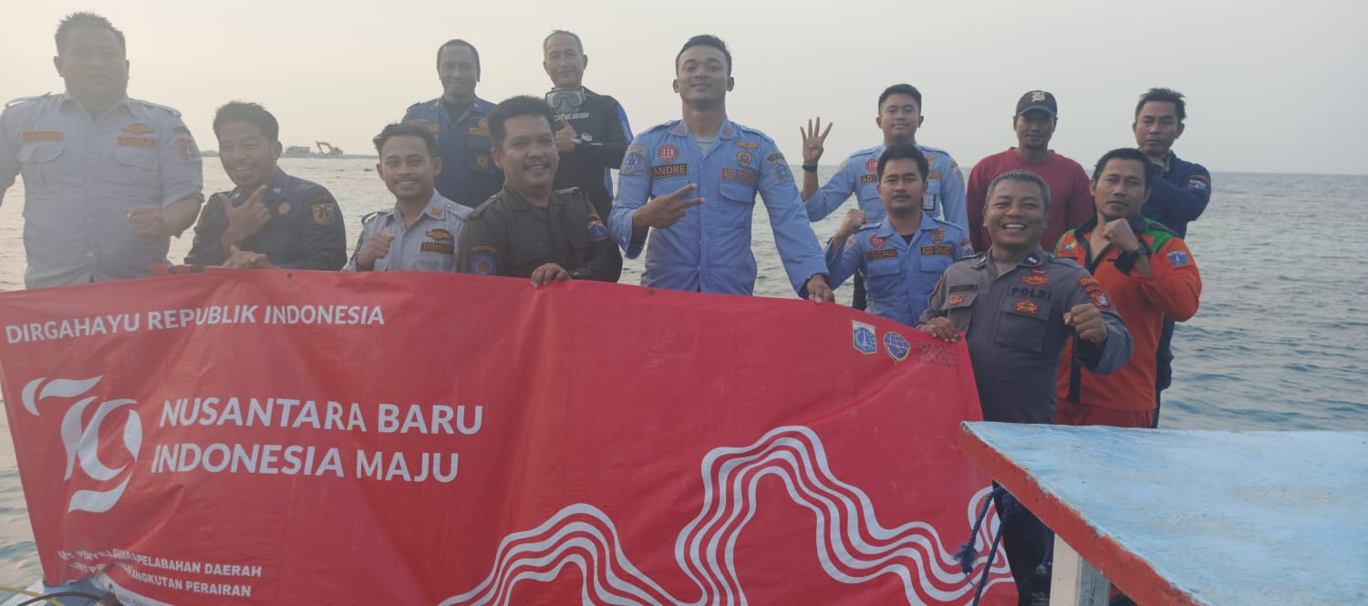 Meriahkan HUT Ke-79 RI, Kapolsubsektor Pulau Pari Bersama Instansi Terkait Kibarkan Bendera Merah Putih di Bawah Laut Pulau Pari