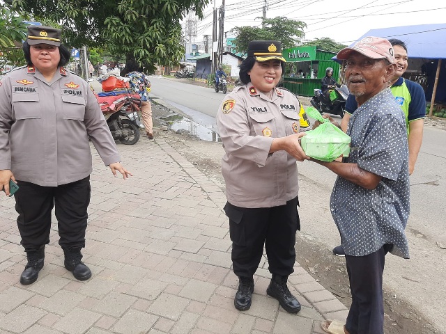 Tebar Kebaikan Kapolsek Bekasi Utara Berbagi 100 Nasi Kotak