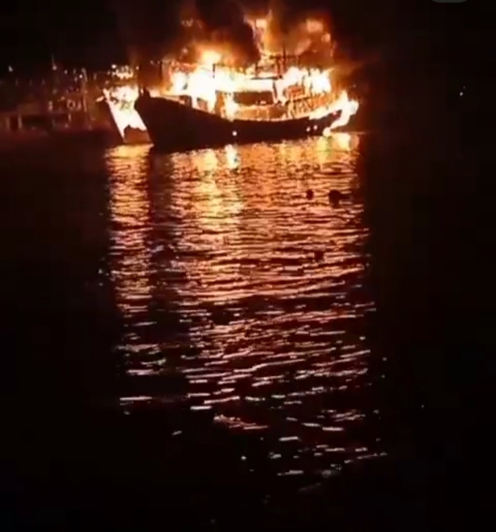 3 Kapal Nelayan Terbakar di Dermaga Pelabuhan Muara Angke Jakut
