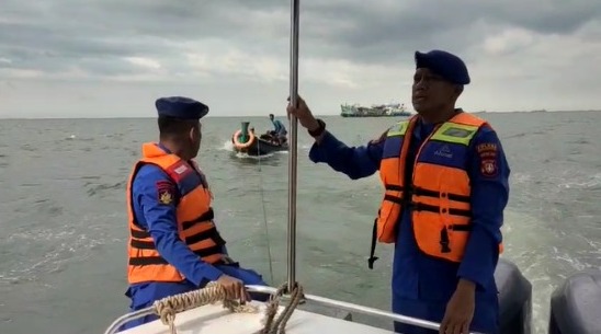 Satpolair Polres Kepulauan Seribu Evakuasi Kapal Nelayan Terombang Ambing di Perairan Pulau G