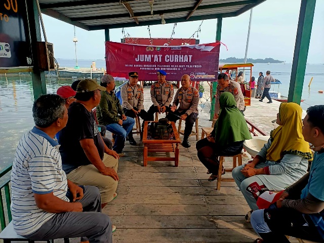 Kapolres Kepulauan Seribu Gelar Jumat Curhat di Pulau Kelapa: Mendengarkan, Mencatat, Memberikan Solusi