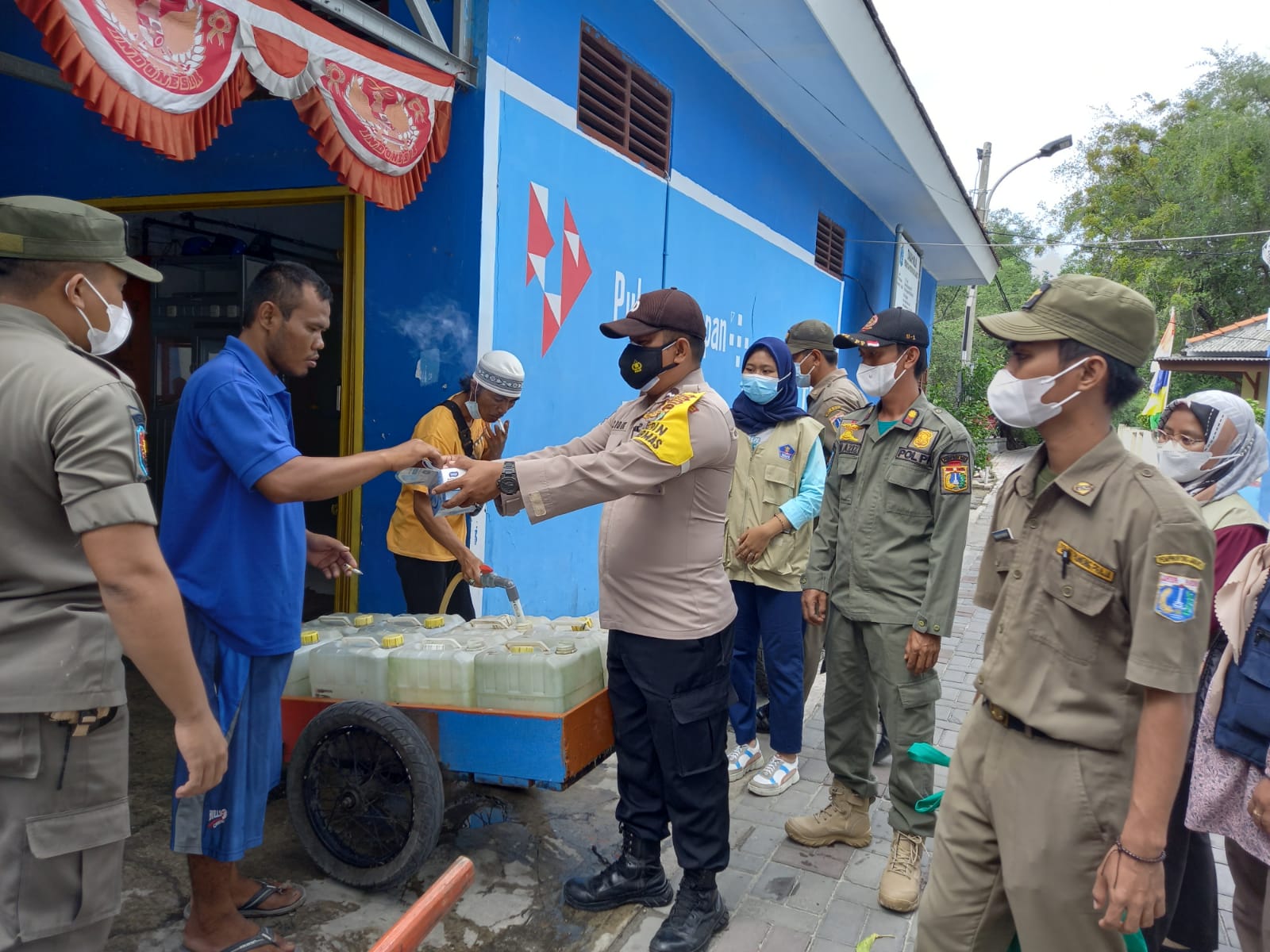 Polres Kep Seribu Terus Himbau ProKes dan Bagikan 1.500 Masker ke Warga Dalam Cegah Sebaran COVID-19