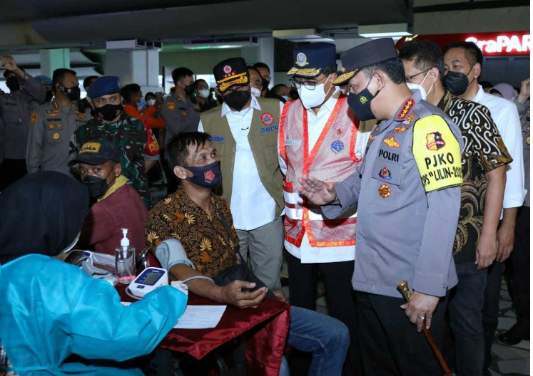 Tinjau Bandara Soetta H-1 Natal, Kapolri Minta Pengawasan Ketat Masa Karantina PPI