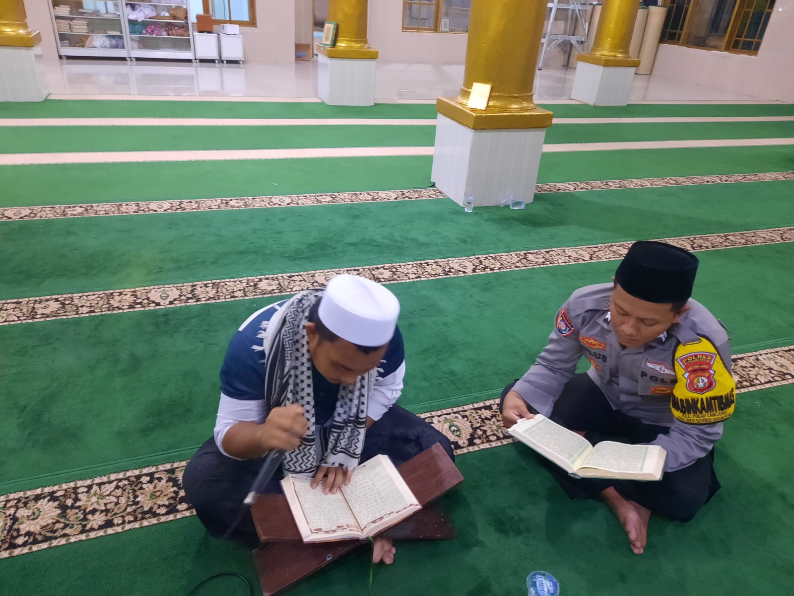 Ramadhan 1445 H Bhabinkamtibmas Pulau Lancang Bersama Tokoh Agama Gelar Hataman dan Tadarus Al-Qur'an untuk Perkuat Iman dan Silaturahmi