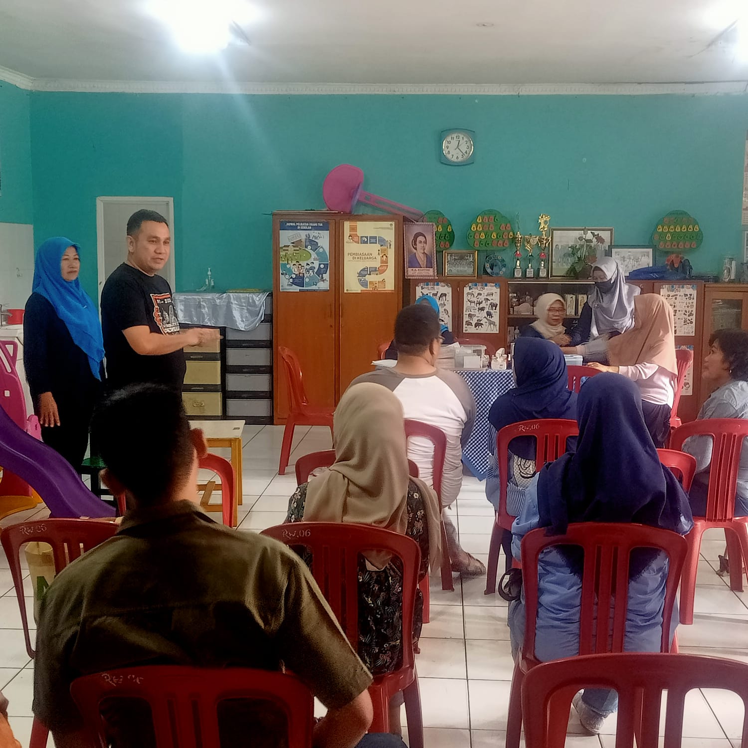 Terima Bantuan Alat Cek Kesehatan dari Perindo, Ketua RW 06 Petukangan Utara: Agar Masyarakat Bisa Deteksi Dini Masalah Kesehatannya 
