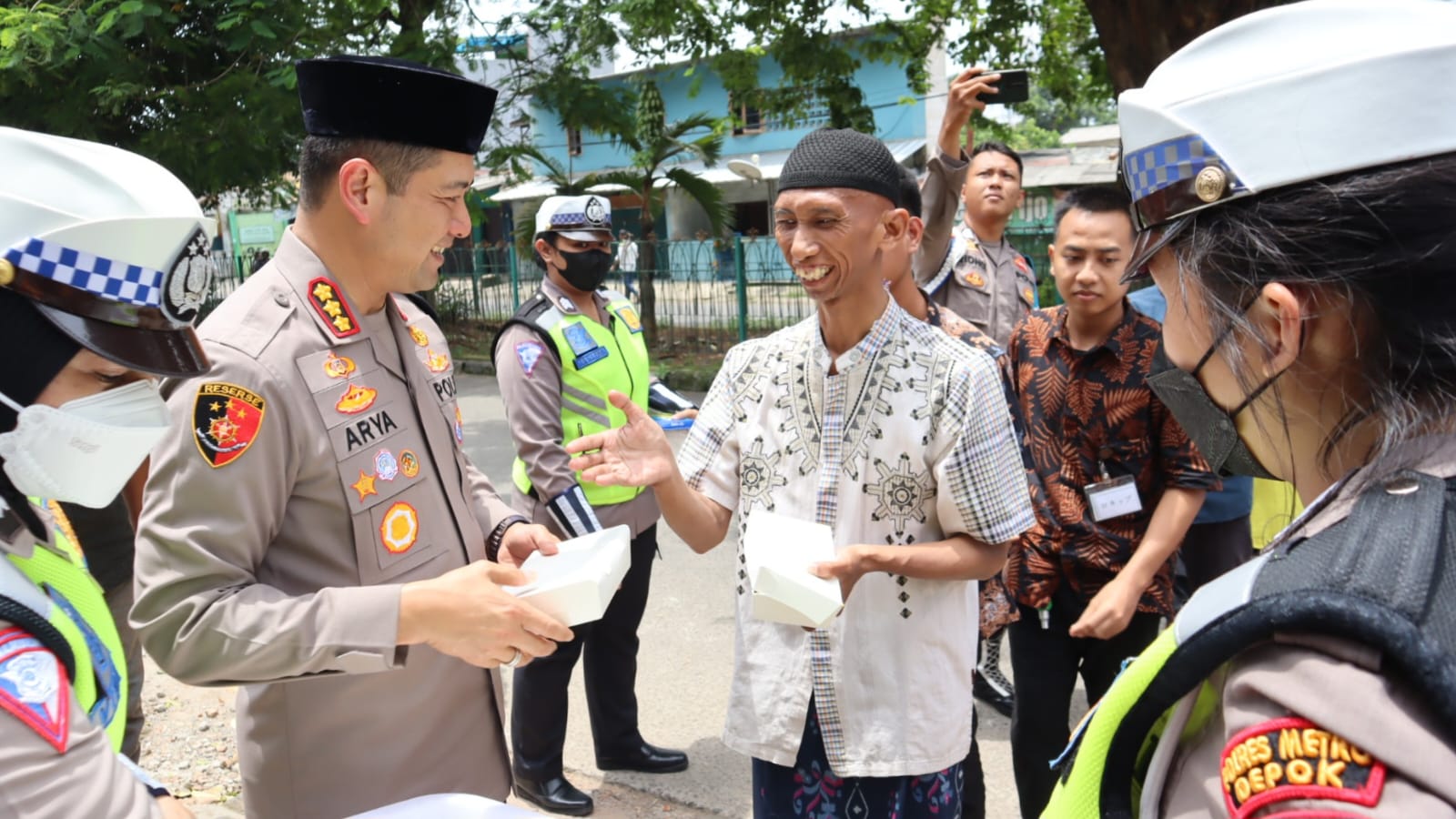 Polres Metro Depok Berikan Bantuan Kepada Pemulung di Kecamatan Sukmajaya