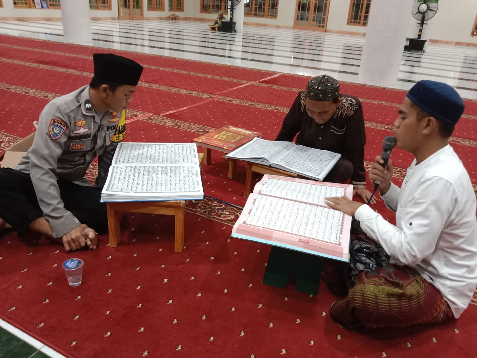 Bhabinkamtibmas Polres Kepulauan Seribu Ajak Warga Pulau Panggang untuk Memperkuat Iman dan Silaturahmi Melalui Hataman dan Tadarus Al-Qur'an di Masjid Ani'mah
