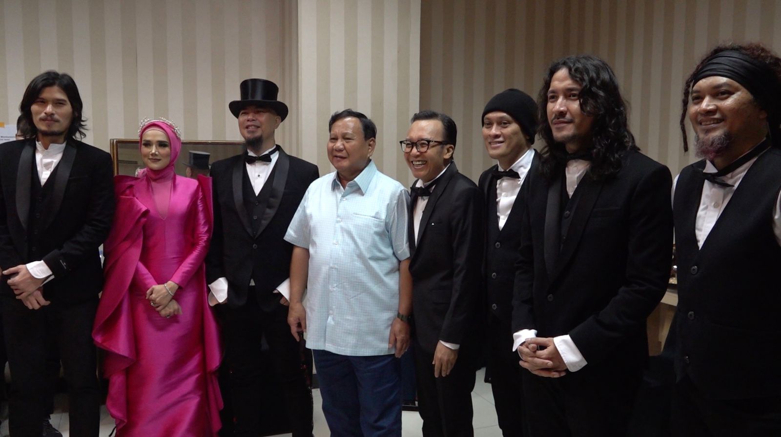 Prabowo Malam Mingguan di Surabaya Nonton Konser Orkestra Dewa 19 bareng Al Ghazali