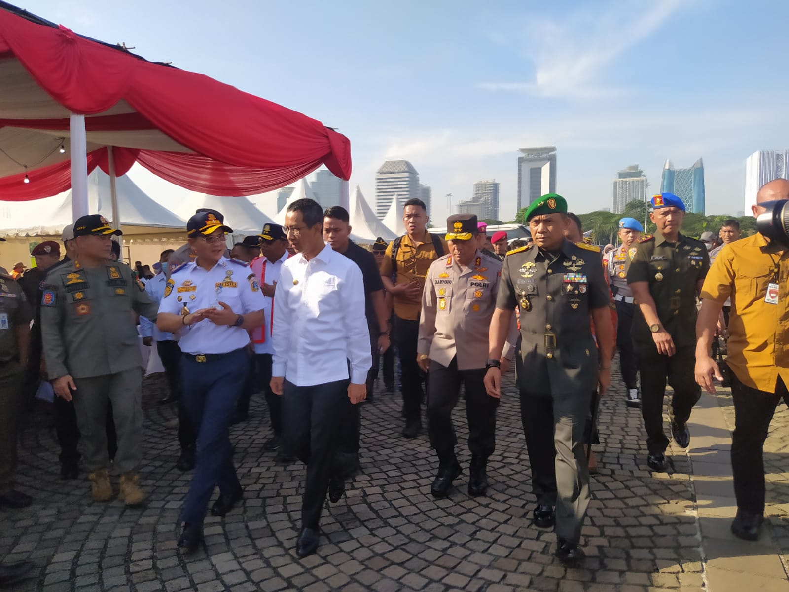 PJ Gubernur DKI Jakarta dan Kapolda Metro Jaya Berangkatkan 13.541 Pemudik Gratis dari Monas