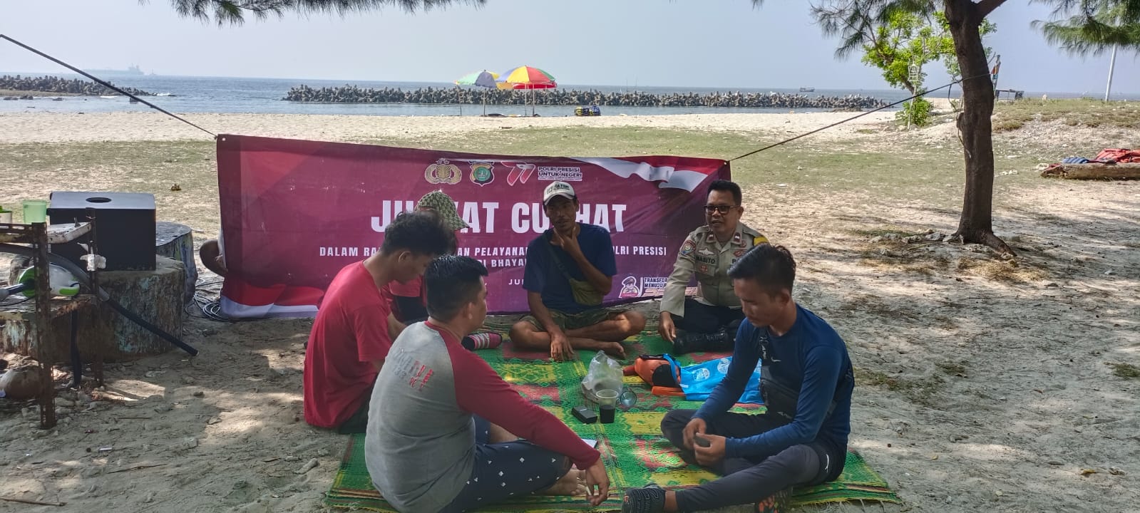 Bhabinkamtibmas Pulau Untung Jawa Sambangi Pemilik Jasa Wisata dalam Giat Jumat Curhat