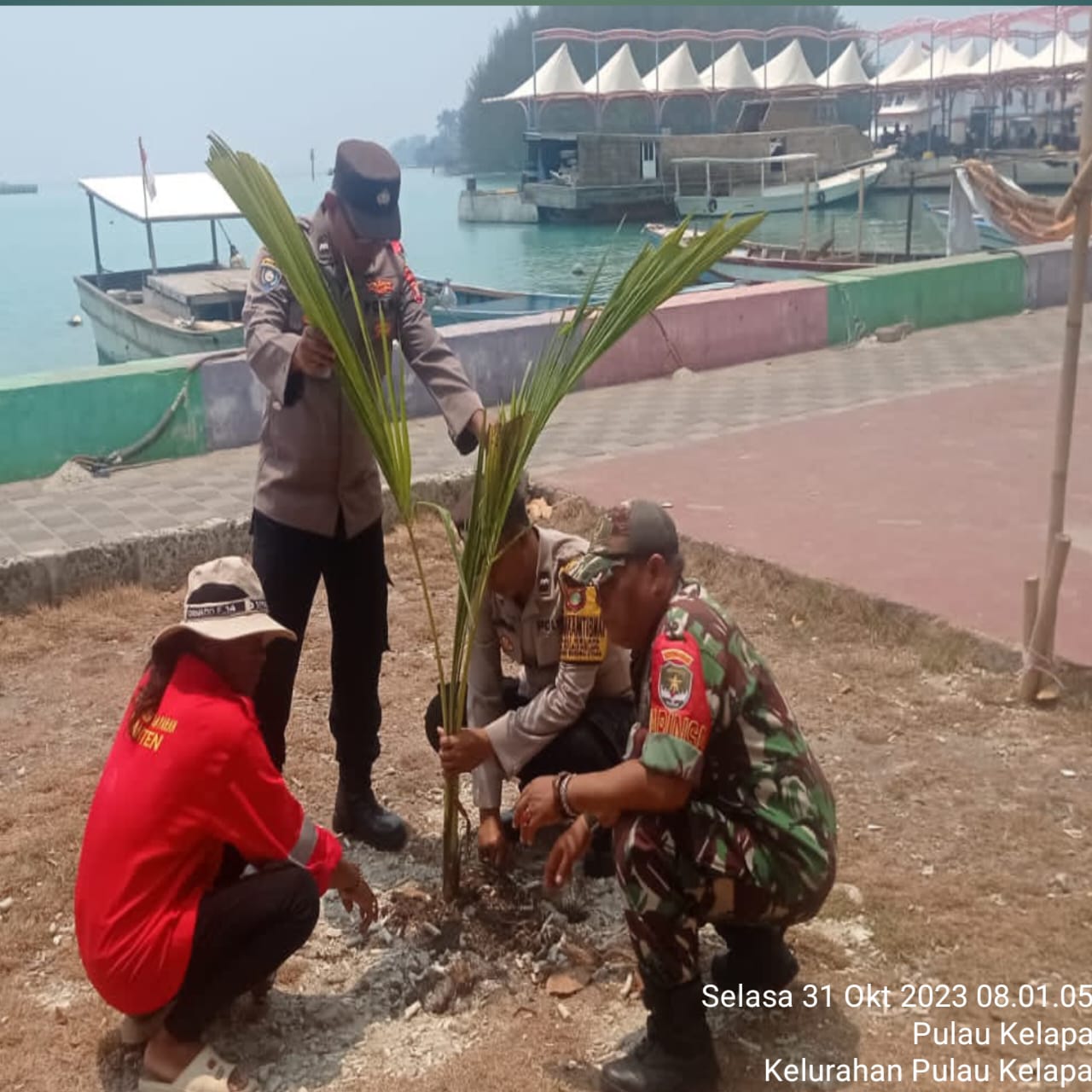 Polsek Kepulauan Seribu Utara, Polres Kepulauan Seribu, dan Warga Bersatu Tanam Pohon untuk Membersihkan Udara