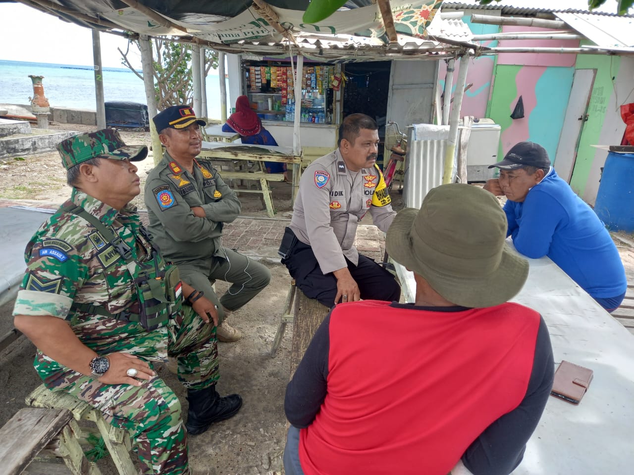 Memelihara Ketertiban dan Keamanan, Bhabinkamtibmas Polsek Kepulauan Seribu Utara Menggandeng Babinsa Sambangi Warga