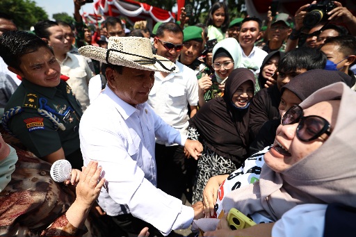 Prabowo Datang ke Pesta Rakyat Surabaya, Disambut Antusias Warga