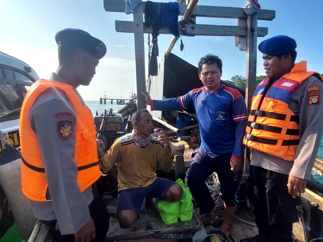 Patroli Satpolairud Polres Kepulauan Seribu Berikan Himbauan Keselamatan dan Antisipasi Kejahatan di Laut