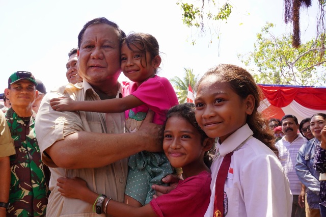 Prabowo Salami Anak-anak Sekolah dan Disambut Salam Kalwedo