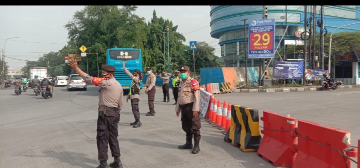 PPKM Darurat, Polsek Pademangan Sekat Dua Lokasi Guna Batasi Mobilitas Warga