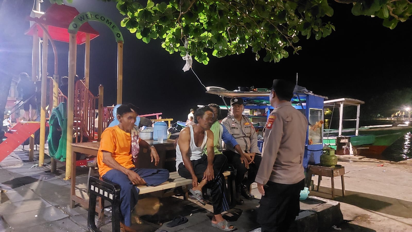 Polisi Humanis Polsek Kepulauan Seribu Utara Himbau Warga Saat Patroli Malam, Cegah Judi Online