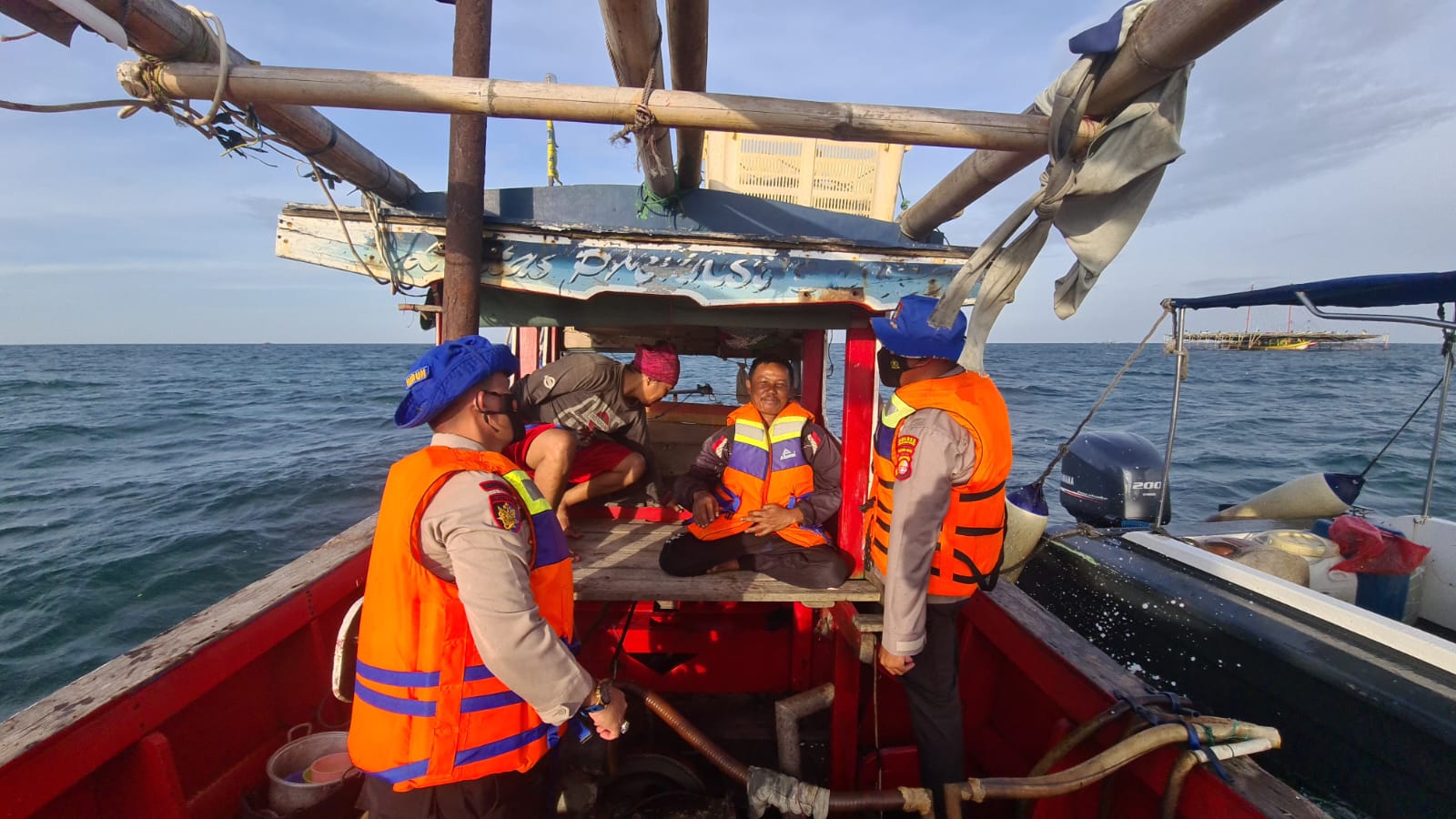 Sambang Kapal Nelayan, Sat Polair Polres Kep. Seribu Berikan Life Jacket dan Imbauan Keselamatan Dalam Berlayar