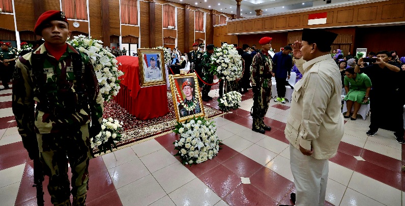 Prabowo Beri Penghormatan Terakhir ke Doni Monardo di Balai Komando Kopassus Cijantung