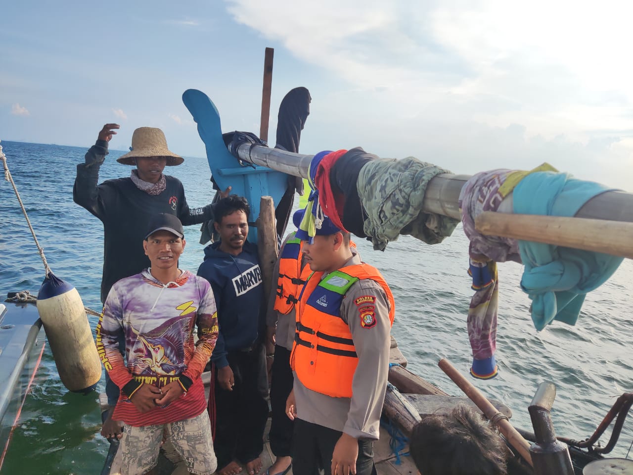 Patroli Perairan Polres Kepulauan Seribu Beri Himbauan Keselamatan Ke Nelayan