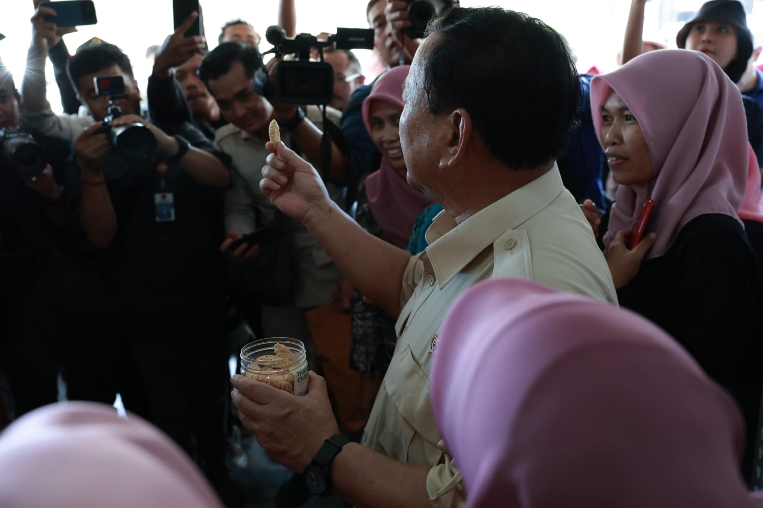 Prabowo Cicip Thiwul Chokot dan Beli Tas Buatan Emak-emak PKK di Gunung Kidul