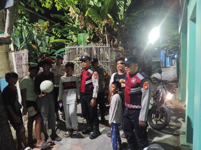 Polsek Kepulauan Seribu Utara Gelar Patroli Malam Perintis Presisi, Jaga Kondusivitas dan Beri Edukasi Warga