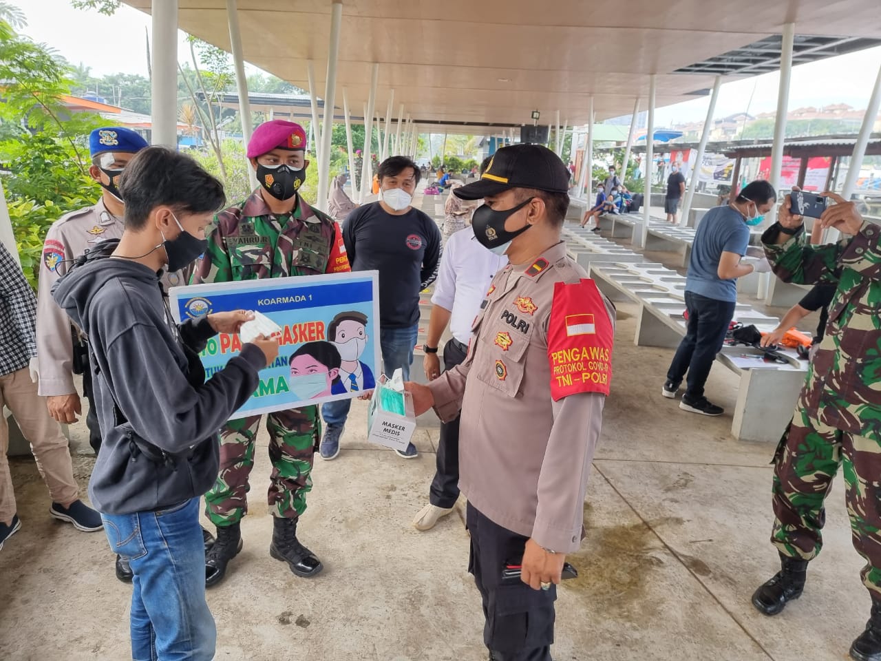 Dukung Program "Jakarta Bermasker", Polres Kepulauan Seribu Bagikan 4.400 Masker Gratis
