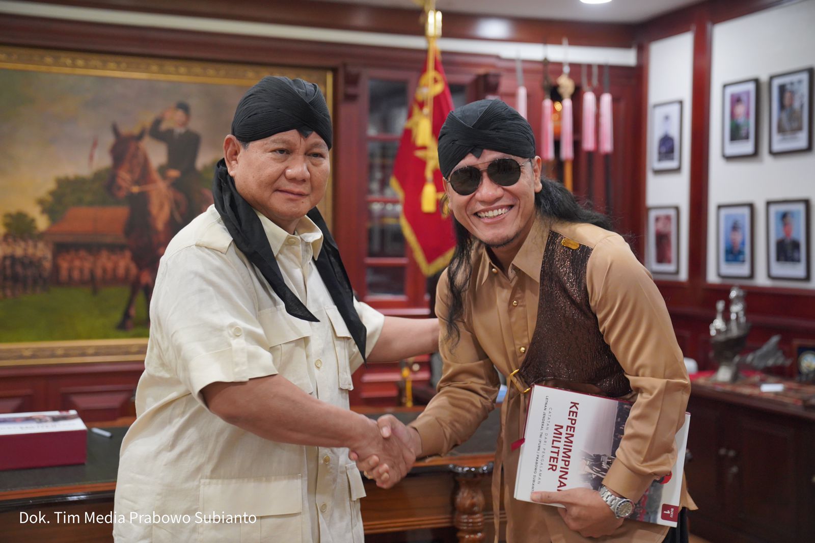 Bertemu Prabowo, Gus Miftah Hadiahkan 'Blankon Jenderal Sudirman'