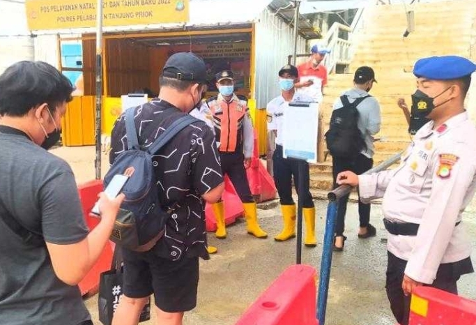 Perketat Pengawasan ProKes di Pelabuhan Kaliadem, Polres Kep Seribu Wajibkan 158 Penumpang Kapal Ke Pulau Scan PeduliLindungi