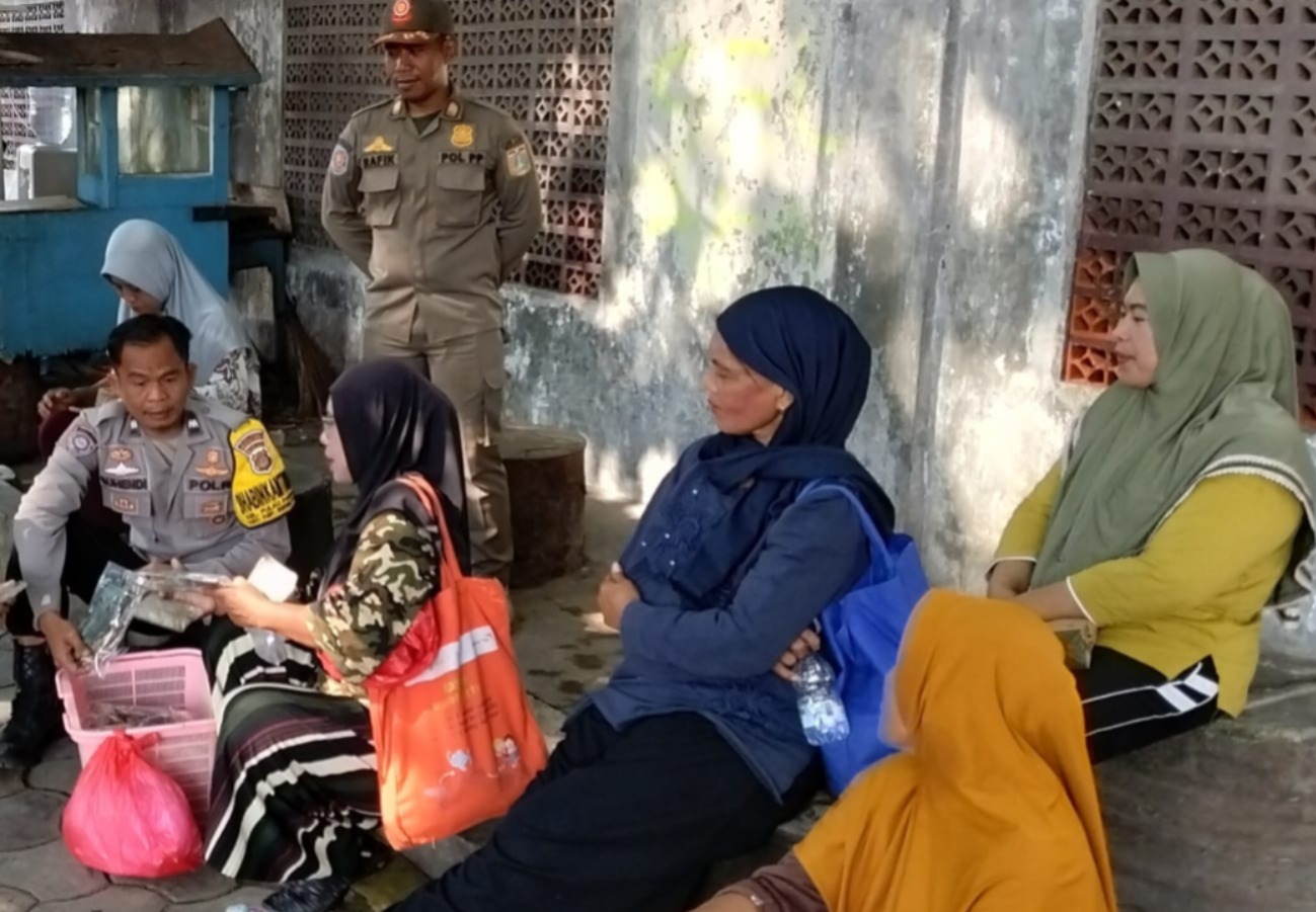 Bhabinkamtibmas Pulau Panggang Sambang Warga, Ajak Ibu-Ibu Bersama Jaga Keamanan