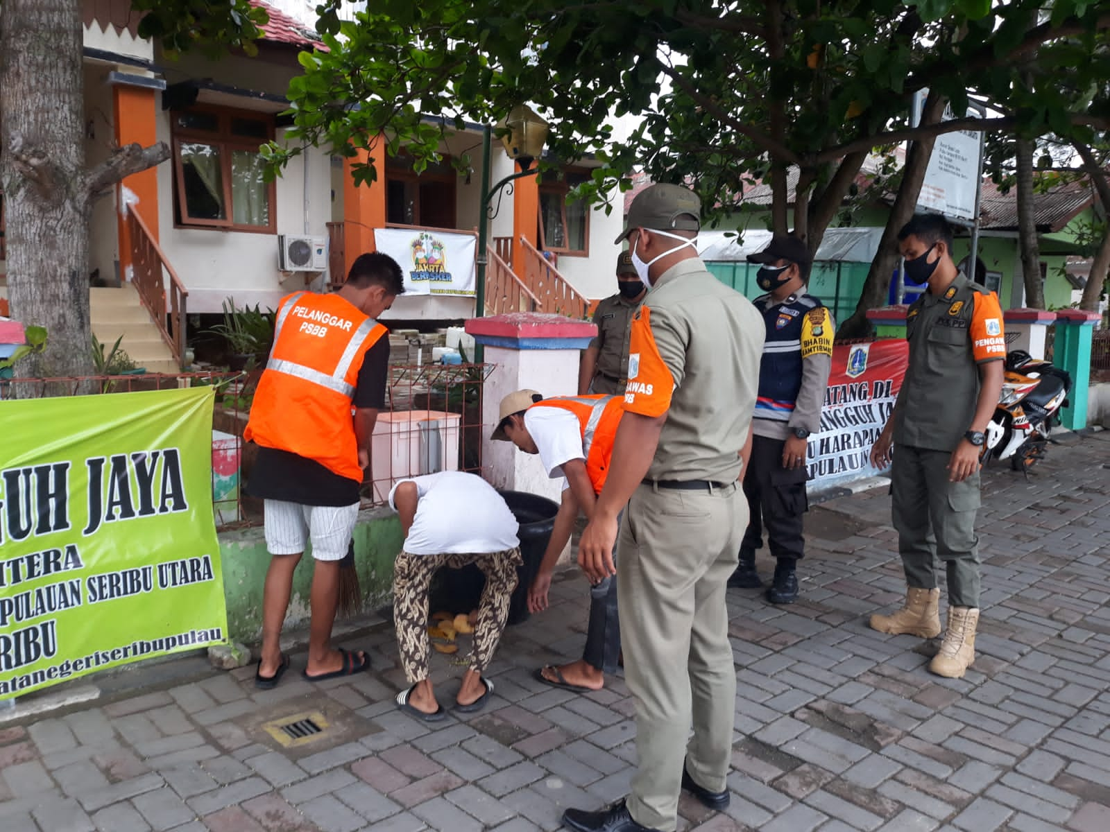 2 Pelanggar ProKes di Dua Pulau Disanksi Kerja Sosial Oleh Tim Ops Yustisi Gabungan Polsek Kep Seribu Utara