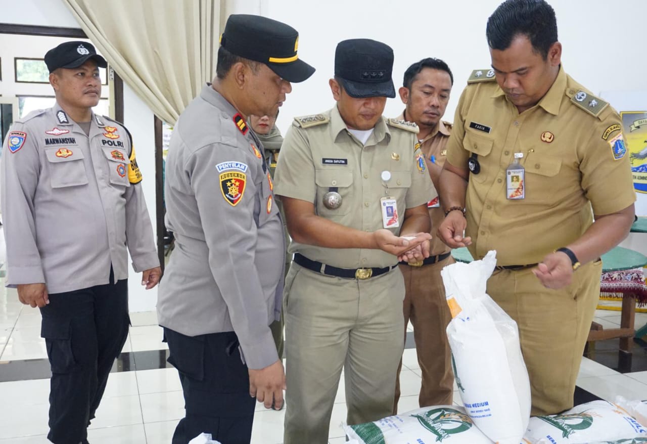 Polsek Kepulauan Seribu Utara Amanahkan Pembagian Bantuan Beras Bulok di Pulau Panggang