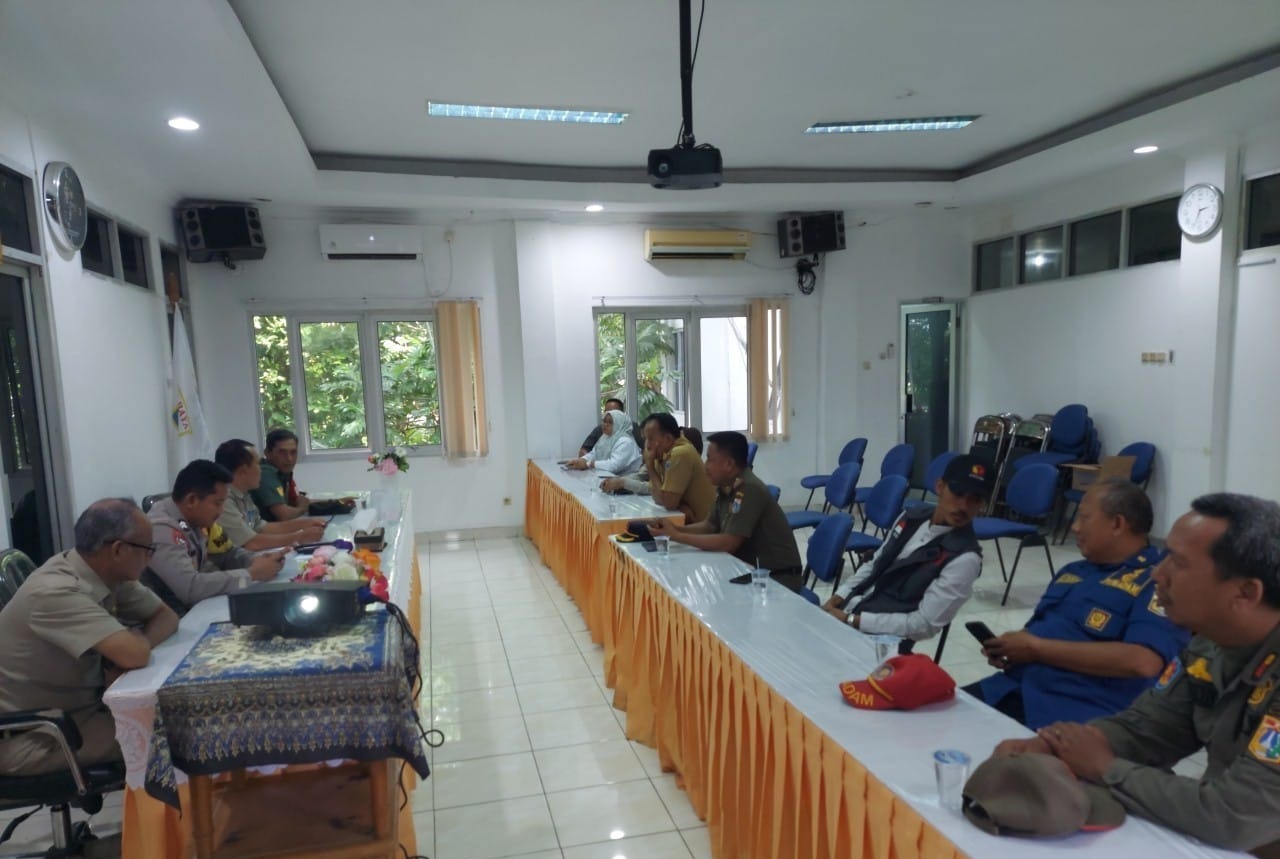 Bhabinkamtibmas Pulau Tidung Hadiri Rapat Persiapan Posko Pemilu 2024 di Kelurahan Pulau Tidung