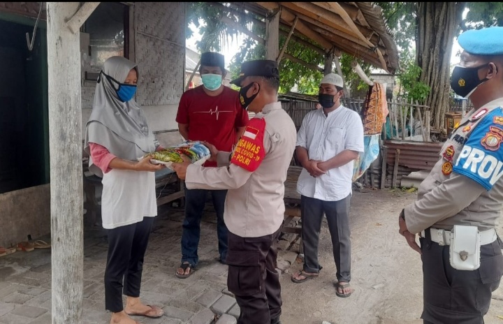 Salurkan Bansos ke 42 KK di Pulau Untung Jawa, Polsek Kep Seribu Selatan Gandeng Tomas