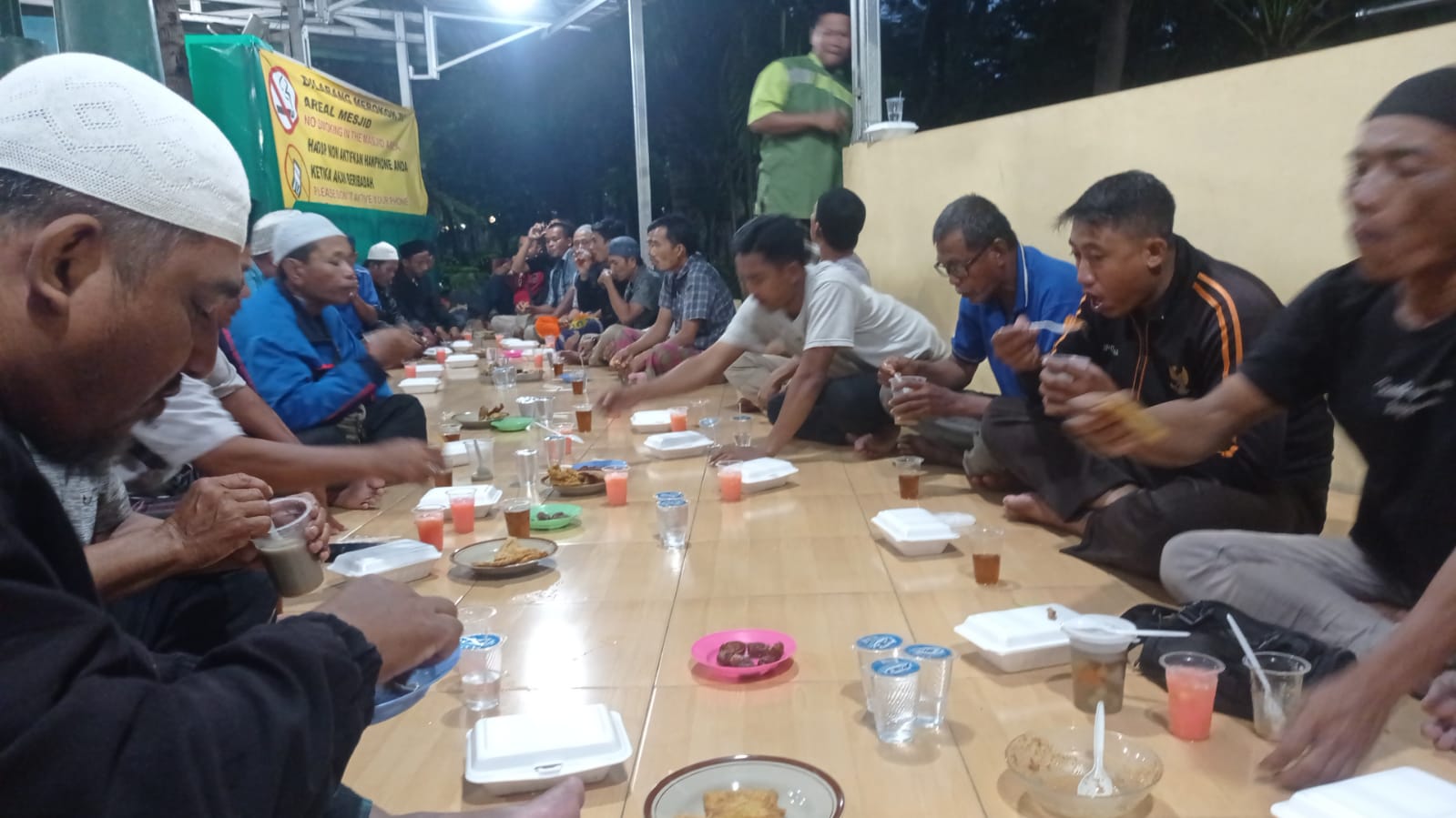 Polisi Polres Kepulauan Seribu Sambut Ramadhan dengan Berbuka Puasa dan Sholat Bersama Warga di Masjid Baitul Jannah