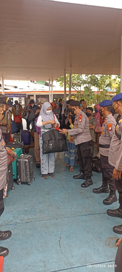 Pengamanan Dermaga Marina oleh Polres Kep. Seribu, 244 Penumpang Wajib Scan PeduliLindungi