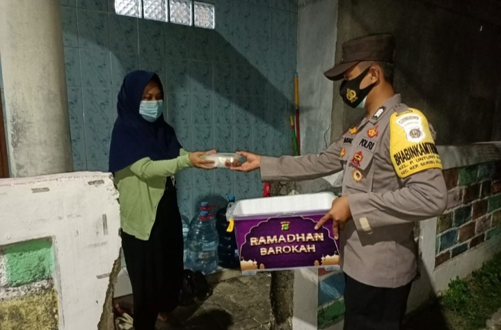 Ramadhan Barokah, Polres Kep Seribu Bagikan Makan Sahur Gratis Ke Warga Selama Bulan Puasa