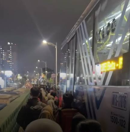 Transjakarta Koridor 13 Mogok Picu Penumpukan Penumpang dan Kemacetan di Petukangan