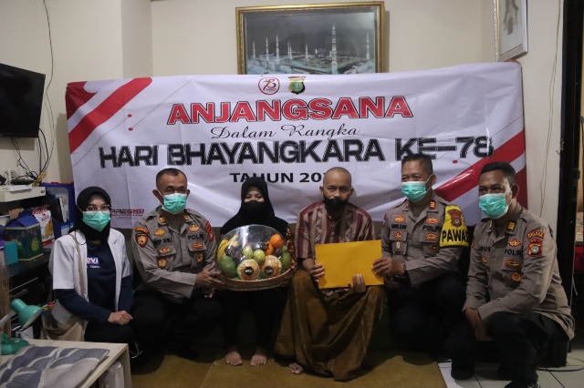 Polres Kepulauan Seribu Anjangsana dalam Rangka Hari Bhayangkara ke-78, Besuk Anggota yang Sakit