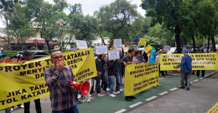 Datangi Kementerian PUPR, Warga Kamal Gelar Aksi Demo Tuntut Ganti Rugi Tanahnya Dibayarkan