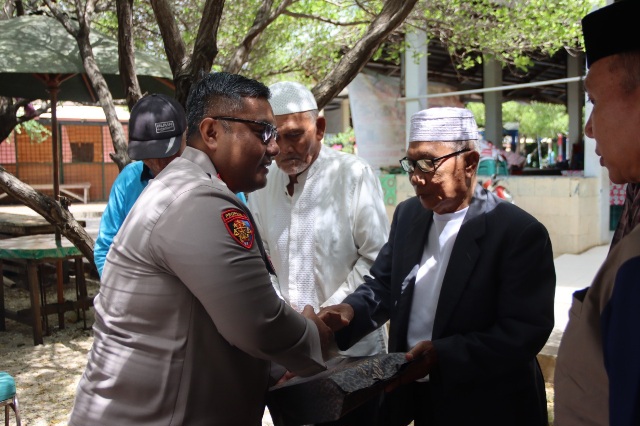 Kapolres Kepulauan Seribu Silaturahmi dengan Tokoh Agama dan Masyarakat di Pulau Untung Jawa, Jaga Kamtibmas di Bulan Ramadhan