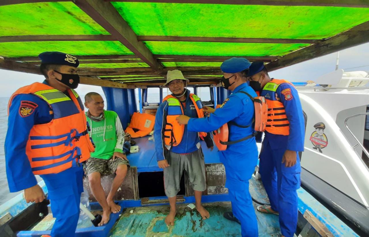 Berikan Life Jacket, Bentuk Kepedulian Sat Polair Polres Kepulauan Seribu Kepada Nelayan