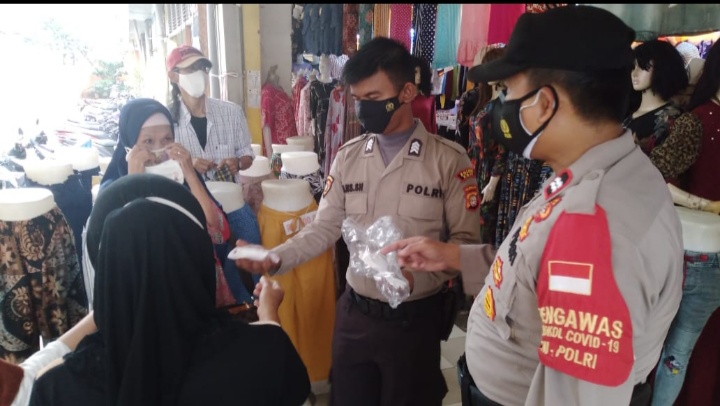 Gelar Ops Yustisi di Pasar Koja, Personil Polsek Koja Berikan Masker Kepada Pelanggar Prokes
