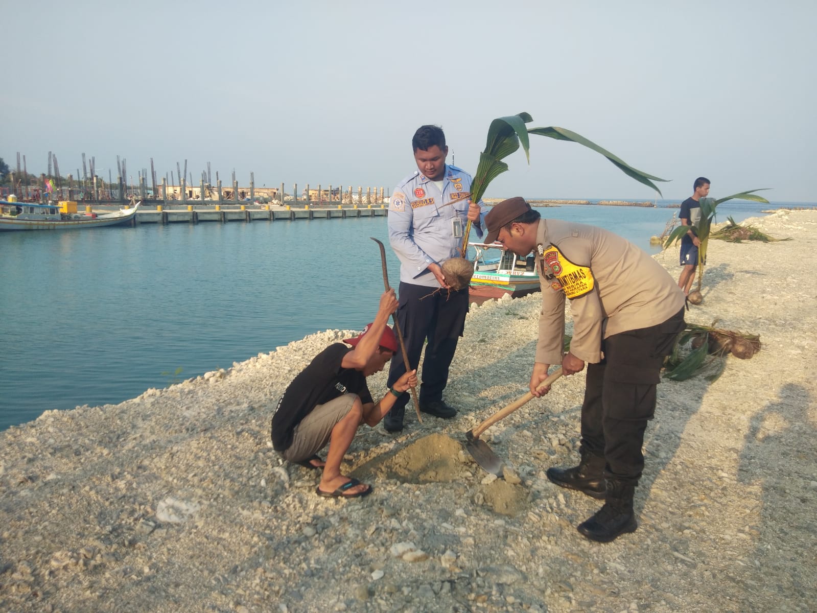 Bripka Amirullah Maliki dan Warga Pulau Sebira Tanam Pohon untuk Penghijauan