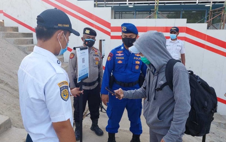 Polres Kep Seribu Wajibkan 110 Wisatawan Hendak Ke Pulau Scan Barcode Peduli Lindungi di Pelabuhan Kaliadem Muara Angke