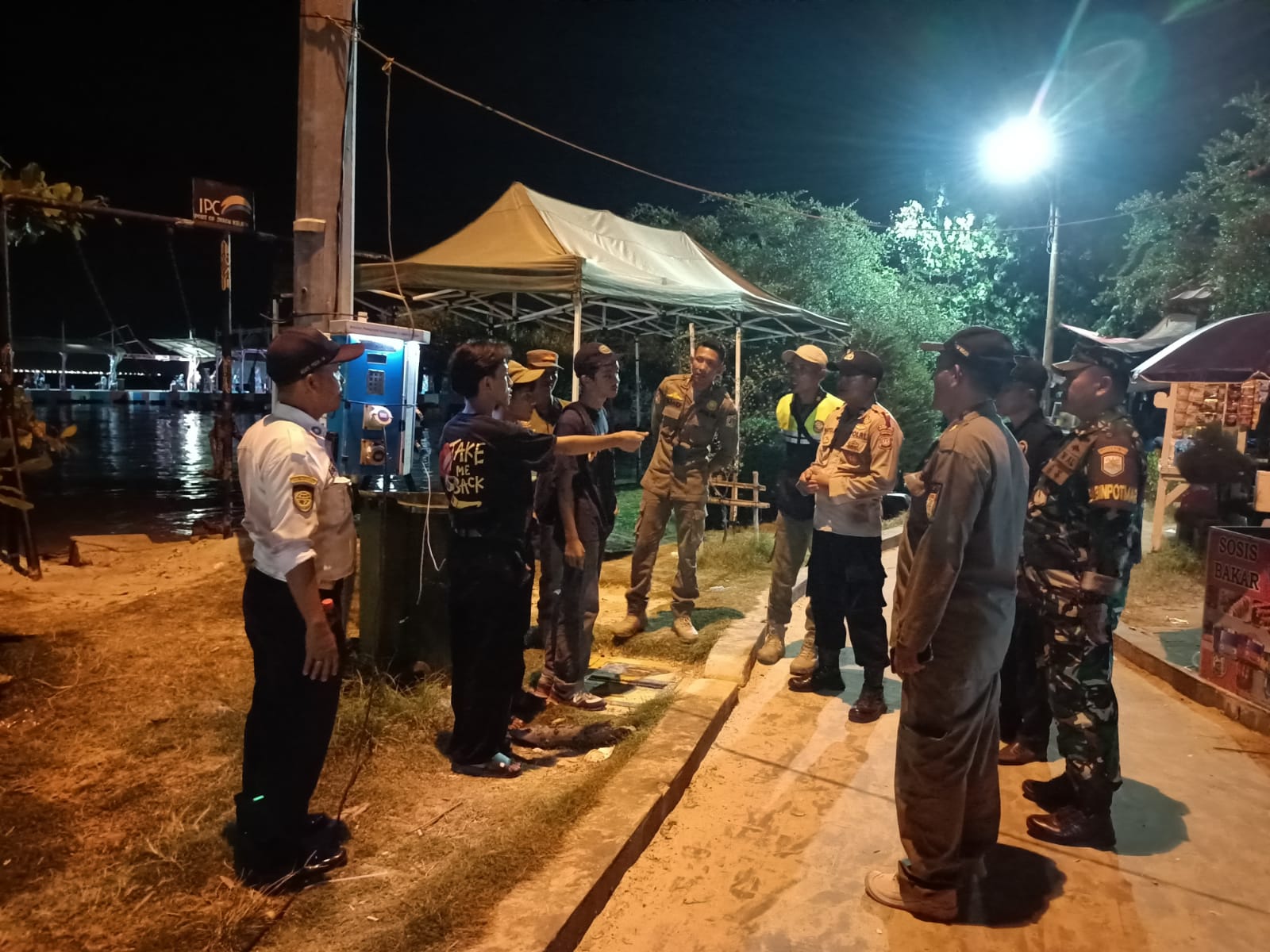 Anggota Patroli Malam Polsek Kepulauan Seribu Selatan Ajak Wisatawan Jaga Kamtibmas